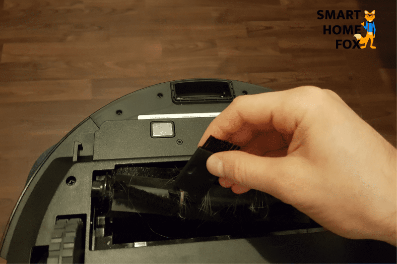 Волосы удаляются с помощью чистящего инструмента.